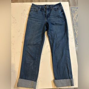 Judy Blue Size 7 Jeans. Boyfriend fit. Slight distressing on front.